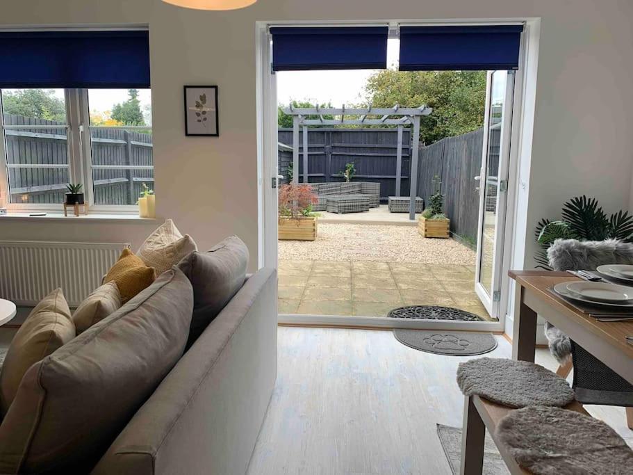 Stylish & Spacious 3 Bed House With 2 Free Car Parking Spaces Villa Appledram ภายนอก รูปภาพ