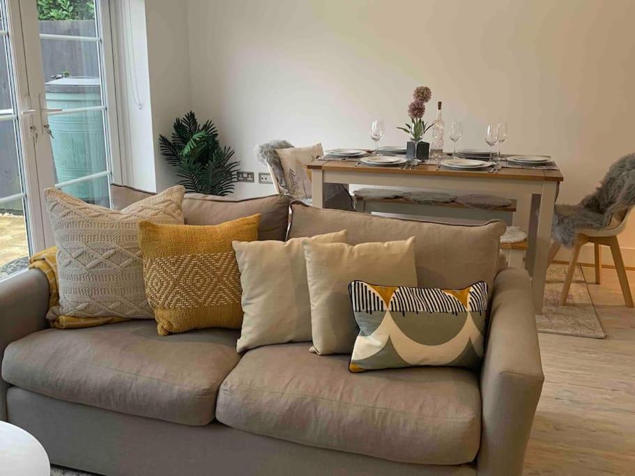 Stylish & Spacious 3 Bed House With 2 Free Car Parking Spaces Villa Appledram ภายนอก รูปภาพ