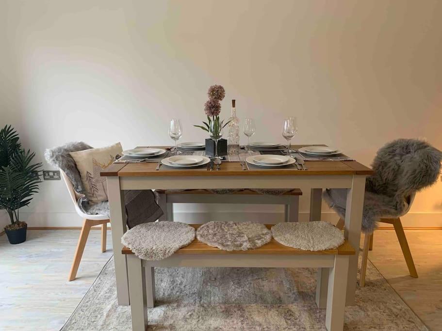 Stylish & Spacious 3 Bed House With 2 Free Car Parking Spaces Villa Appledram ภายนอก รูปภาพ