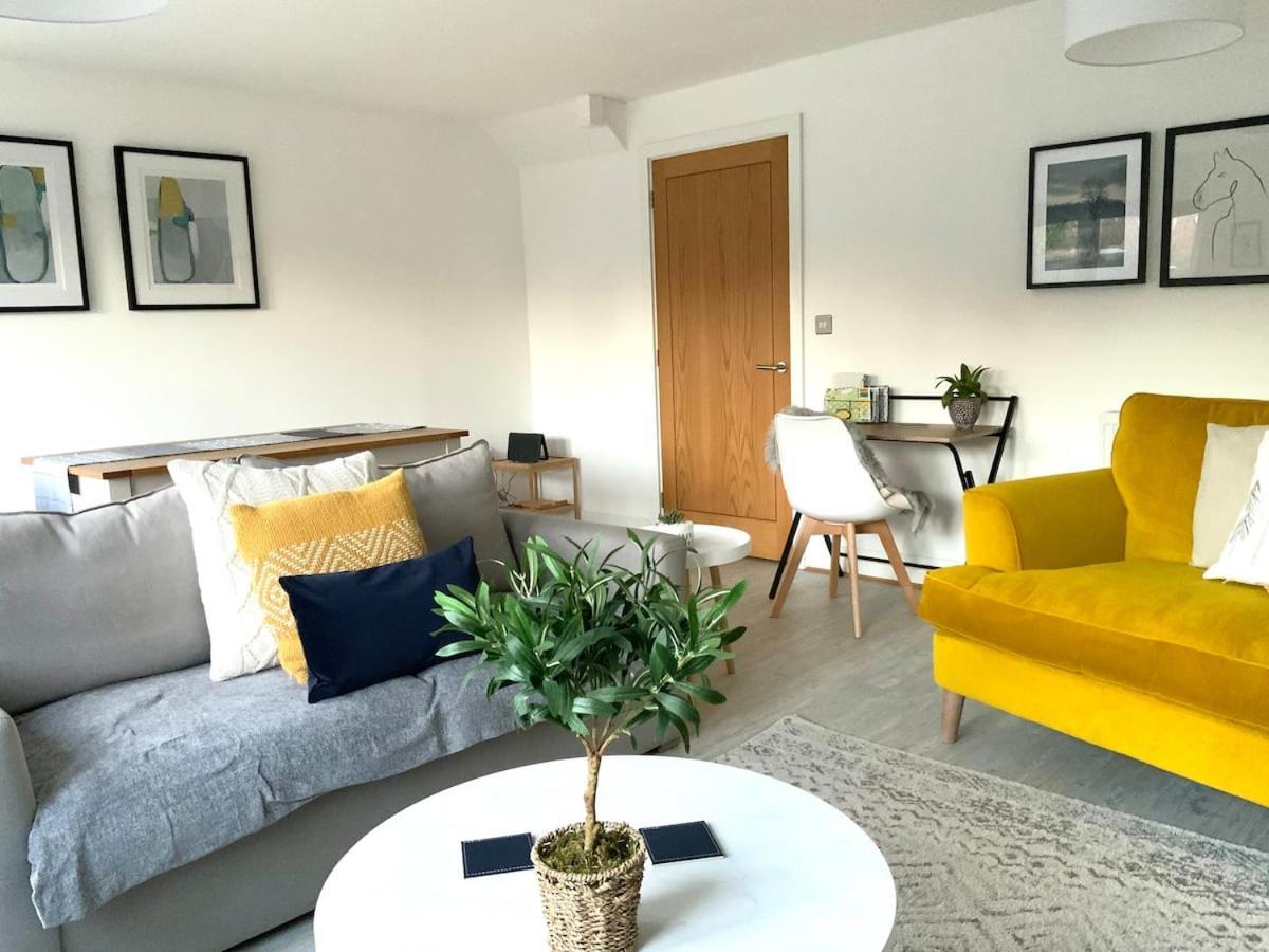 Stylish & Spacious 3 Bed House With 2 Free Car Parking Spaces Villa Appledram ภายนอก รูปภาพ